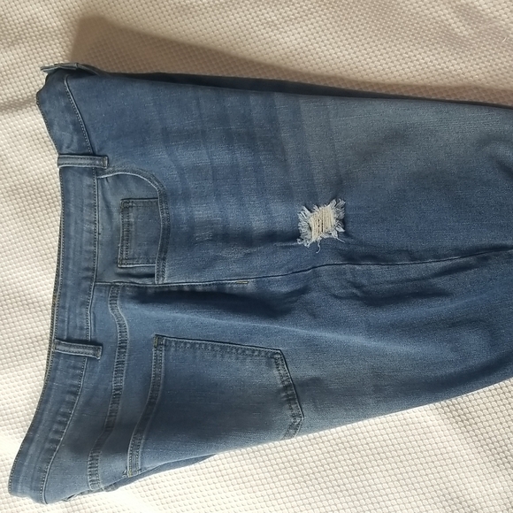 SHEIN CURVE JEAN SHORTS SIZE 3X IN BLUE FRAYED FRONT AND HEM - Picture 4 of 8